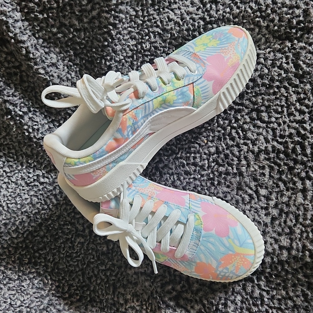 Womans Puma sneakers size 7